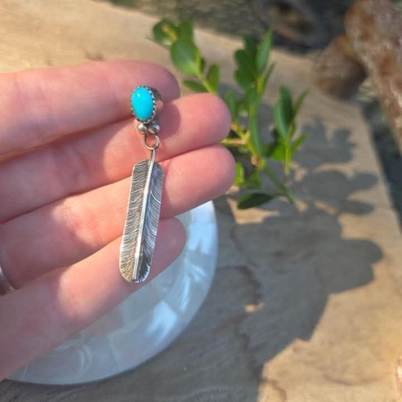 Vintage sterling Native American Sleeping Beauty turquoise feather earrings - Picture 3 of 5